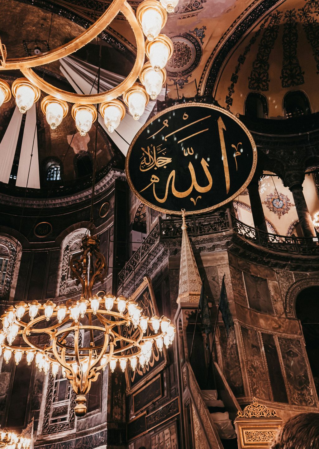 Ayasofya: İhtişamlı Kubbe ve Işıklar