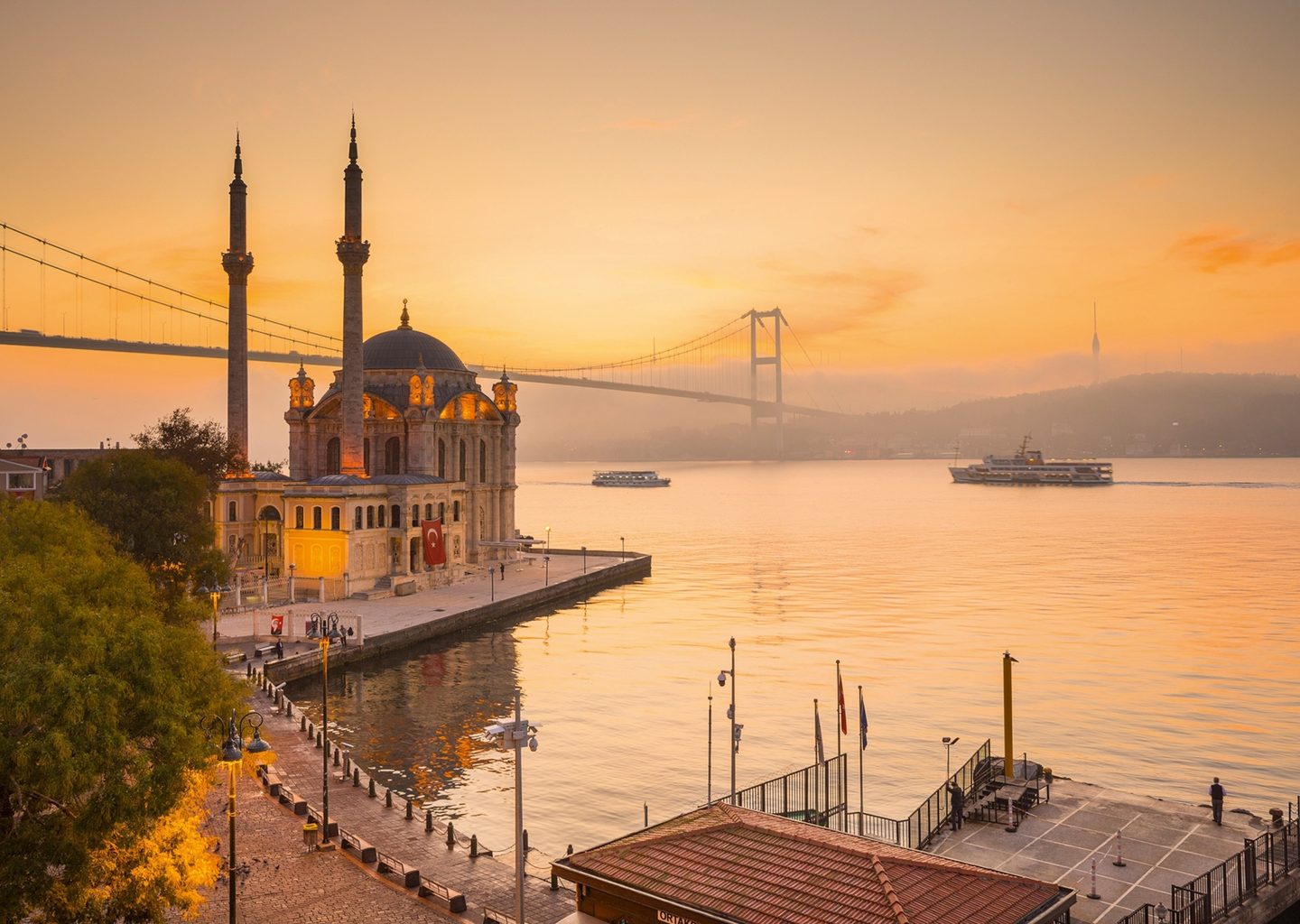 Ortaköy Camii ve Boğaziçi Köprüsü Gün Batımında