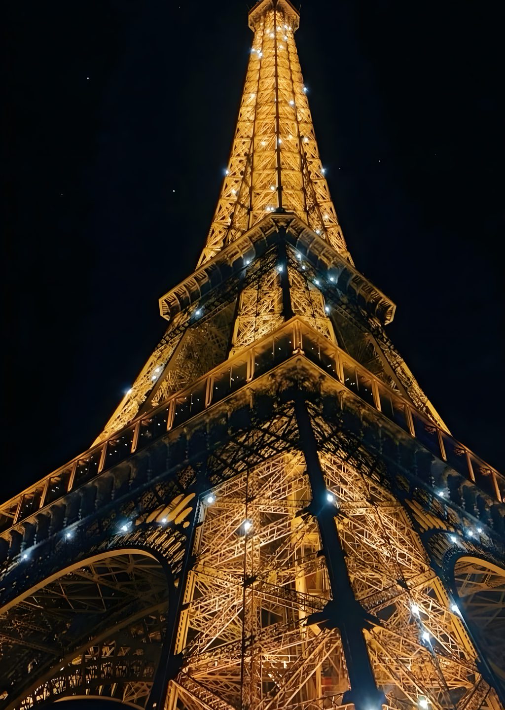 Eiffel Tower: Paris'in Işıltılı Gecesi